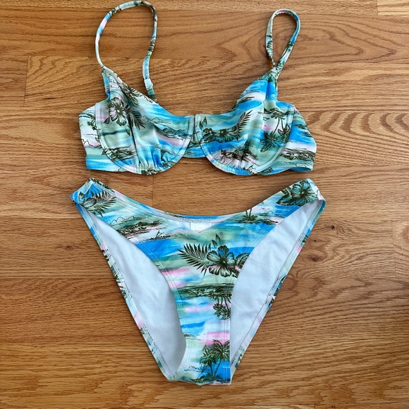 *9* Women's Swim Pieces (4 Tops + 5 Bottoms) - Picture 7 of 12